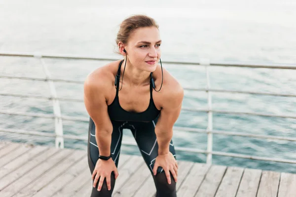 Femme Sport Fatiguée Dans Des Écouteurs Reposant Sur Plage Concept — Photo