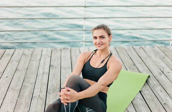 Jonge Gespierde Vrouw Sportkleding Rust Tijdens Het Zitten Mat Het — Stockfoto