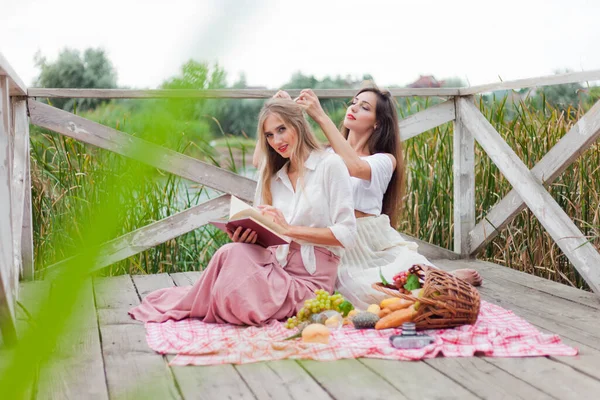 Dvě Veselé Mladé Ženy Mají Létě Venku Piknik Dvě Přítelkyně — Stock fotografie