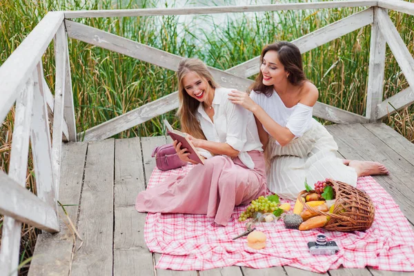 Duas Jovens Mulheres Alegres Fazem Piquenique Livre Dia Verão Duas — Fotografia de Stock