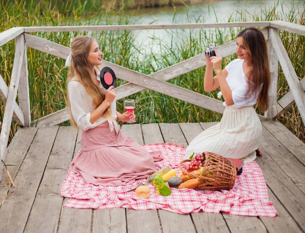 Duas Jovens Mulheres Alegres Fazem Piquenique Livre Dia Verão Duas — Fotografia de Stock