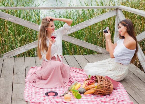 Duas Jovens Mulheres Alegres Fazem Piquenique Livre Dia Verão Duas — Fotografia de Stock