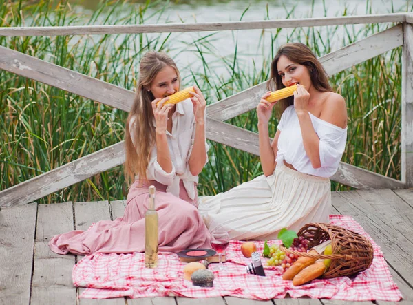 Duas Jovens Mulheres Alegres Fazem Piquenique Livre Dia Verão Duas — Fotografia de Stock