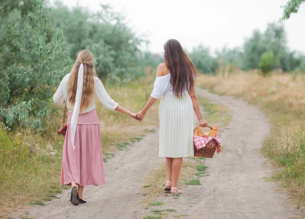Duas Jovens Mulheres Alegres Roupas Estilo Retro Estão Andando Longo — Fotografia de Stock