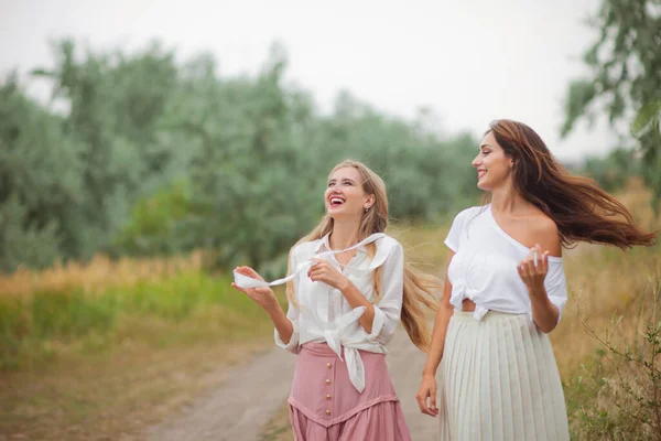 Eski Moda Giysiler Içinde Iki Neşeli Duygusal Iyi Kız Arkadaş — Stok fotoğraf