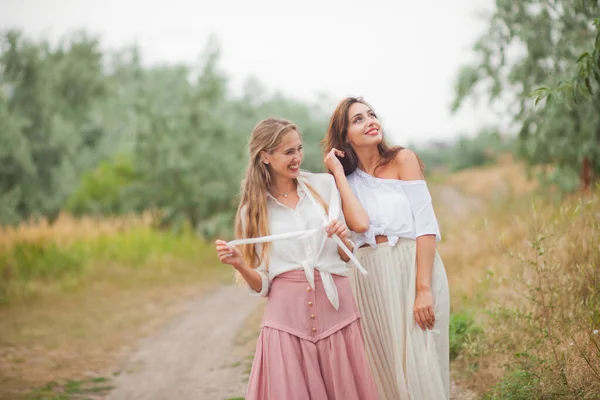 Zwei Gut Gelaunte Emotionale Beste Freundinnen Retro Klamotten Laufen Einem — Stockfoto