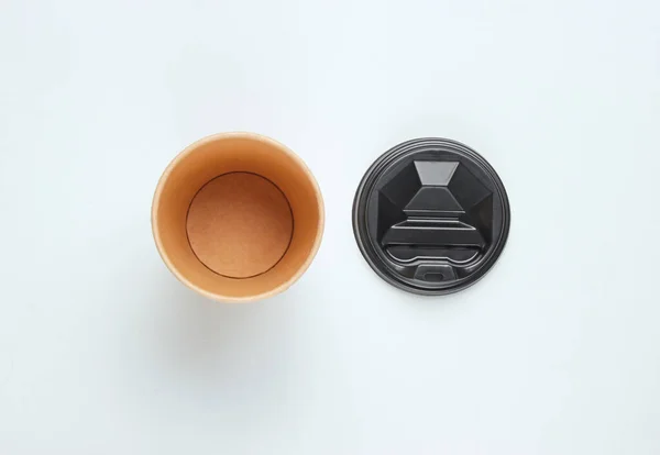 Wegwerpbare Lege Koffiebeker Met Natuurlijke Materialen Een Witte Achtergrond Milieuvriendelijk — Stockfoto