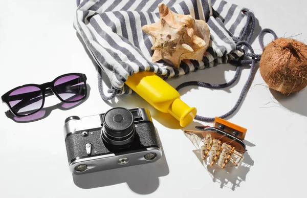 Vacanza Creativa Sul Mare Natura Morta Accessori Spiaggia Sfondo Bianco — Foto Stock