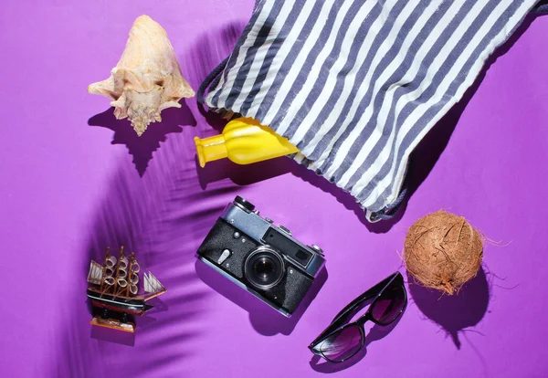 Творческий Отдых Фоне Моря Путешествие Пляжные Аксессуары Фиолетовом Фоне Тенью — стоковое фото
