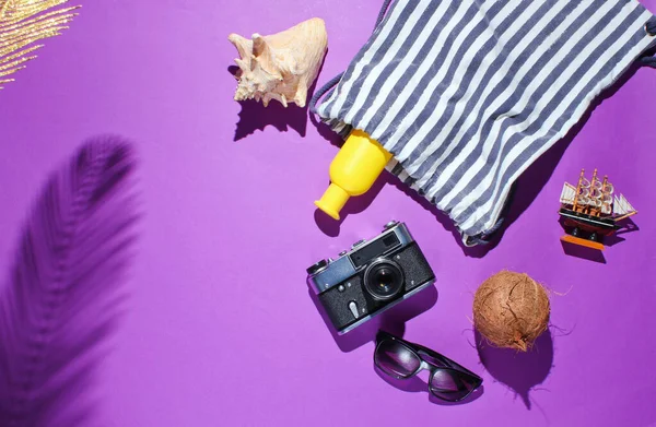 Kreativer Urlaub Auf Dem Meer Hintergrund Reise Strandaccessoires Auf Lila — Stockfoto