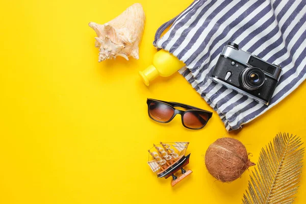 Accessoires Vacances Sur Fond Jaune Contexte Créatif Été Vue Dessus — Photo