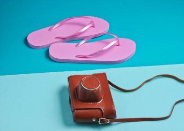 Flip flops ve arka planda retro kamera. Seyahat, tatil konsepti. Yaz modası, tatil. Plaj aksesuarları.