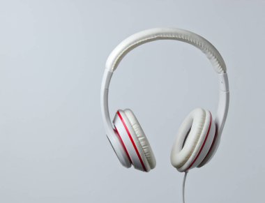 Beyaz klasik, gri arka planda izole edilmiş kulaklıklar. Retro tarzı. Minimalist müzik konsepti.