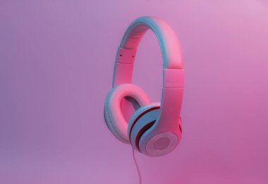 Gradyan mavi neon ışıklı klasik kablo kulaklıklar. Retro stil. Retro dalga. 80 'ler. Minimalist müzik konsepti.