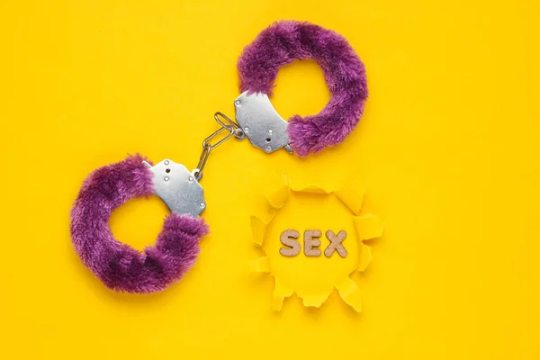Pouta Pro Sexuální Hry Žlutém Pozadí Roztrhanou Dírou Slovem Sex — Stock fotografie