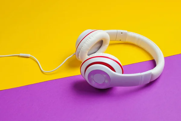 Klassisch Weiße Kopfhörer Auf Lila Gelbem Papierhintergrund Retro Stil Popkultur — Stockfoto