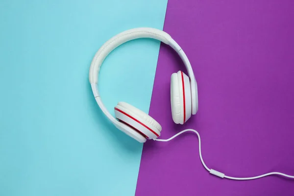 Κλασικά Λευκά Ενσύρματα Ακουστικά Μωβ Φόντο Μπλε Χαρτί Ρετρό Στυλ — Φωτογραφία Αρχείου