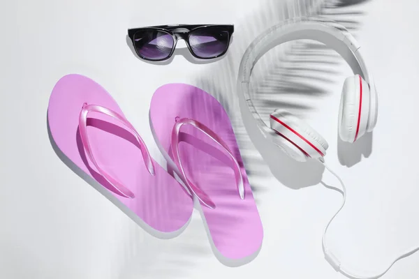 Příslušenství Pro Odpočinek Pláži Pantofle Sluchátka Sluneční Brýle Studio Záběr — Stock fotografie