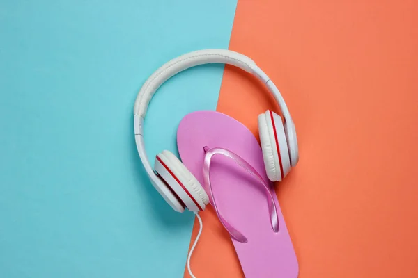 Chancla Con Auriculares Sobre Fondo Color Relájate Verano Vacaciones Verano —  Fotos de Stock