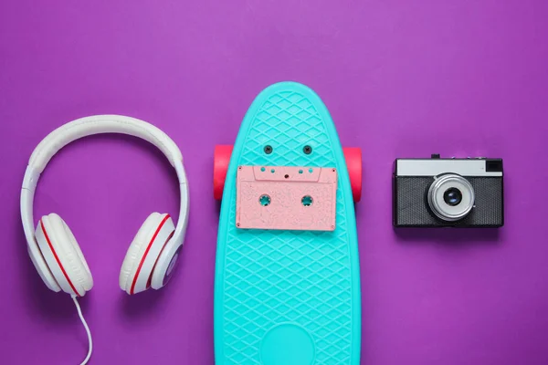 Tenue Hippie Skateboard Avec Casque Caméra Rétro Cassette Audio Sur — Photo