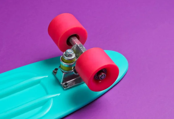 Trendiges Hipster Skateboard Auf Lila Hintergrund Minimalismus Konzept Jugendlicher Lebensstil — Stockfoto