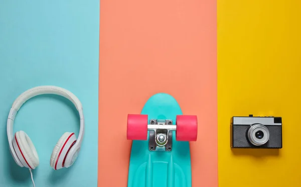 Roupa Hipster Skate Com Fones Ouvido Câmera Retro Fundo Colorido — Fotografia de Stock