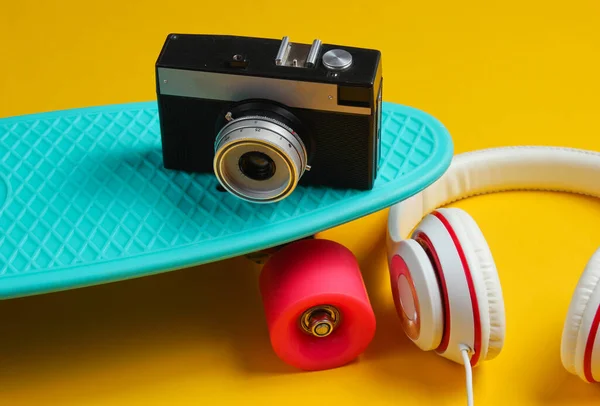 Traje Hipster Skateboard Con Auriculares Sobre Fondo Amarillo Minimalismo Moda —  Fotos de Stock