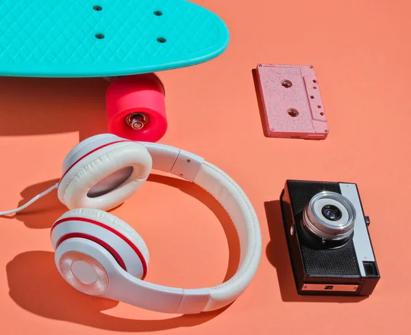 Traje Hipster Skateboard Con Auriculares Cassette Audio Sobre Fondo Color —  Fotos de Stock