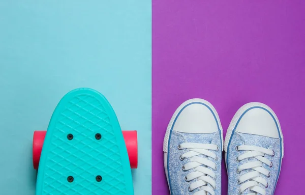 Hipster Sneakers Skateboard Bovenaanzicht Paars Blauwe Achtergrond Minimalistisch Modeconcept — Stockfoto