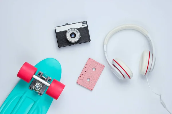 Hipster Outfit Skateboard Koptelefoon Audiocassette Retro Camera Achtergrond Creatief Mode — Stockfoto