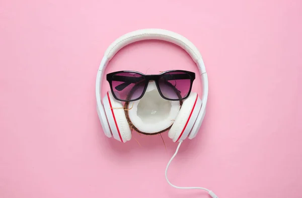 Kreatywny Letni Minimalizm Twarz Pół Kokosa Okulary Przeciwsłoneczne Słuchawki Różowym — Zdjęcie stockowe