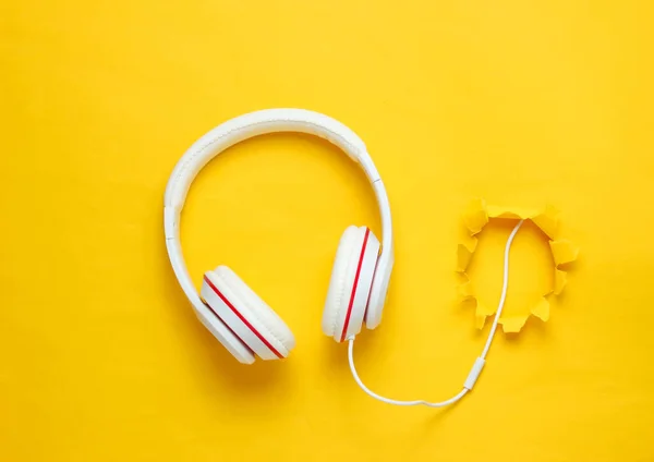 Λευκά Κλασικά Ενσύρματα Ακουστικά Κίτρινο Φόντο Σχισμένη Τρύπα Ρετρό Στυλ — Φωτογραφία Αρχείου