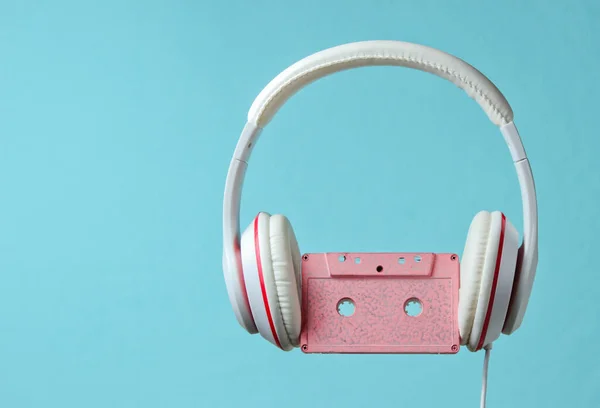 Fehér Klasszikus Vezetékes Fejhallgató Audio Kazettával Elszigetelt Kék Háttérrel Retro — Stock Fotó