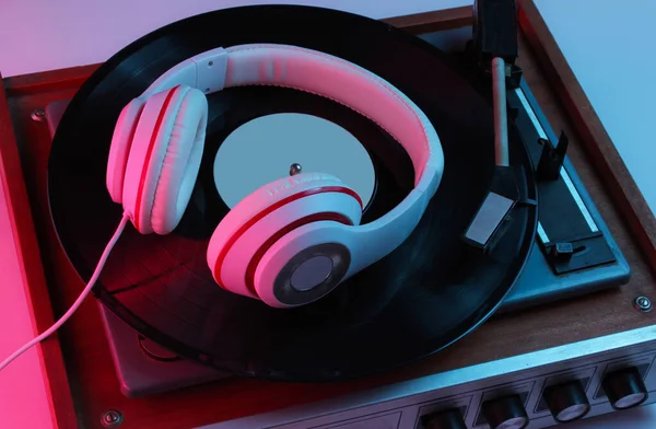 Hudební Koncept Retro Stylu Klasická Sluchátka Gramofon Růžově Modrým Neonovým — Stock fotografie
