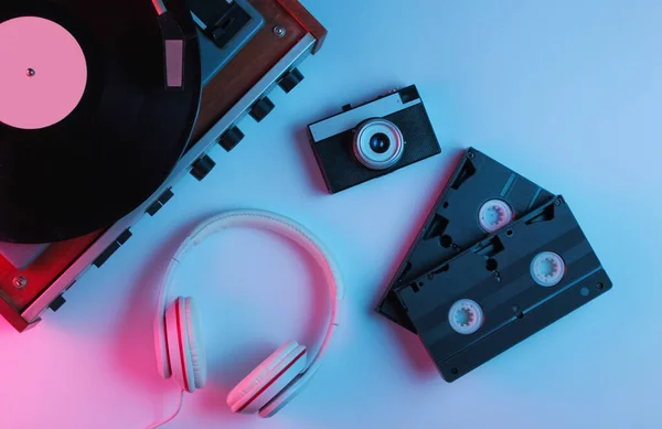 Flat Lay Retro 80S Pop Culture Objects Vinyl Player Headphones — Stock Photo, Image