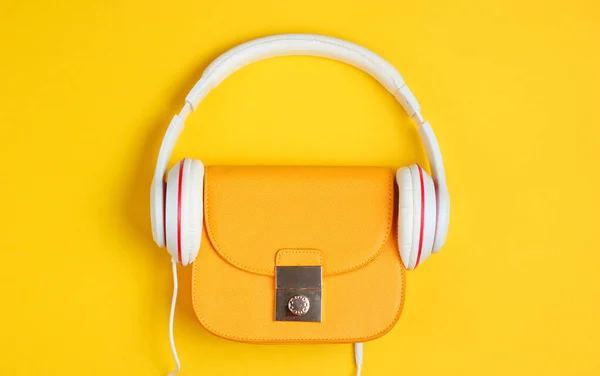Concepto Moda Minimalista Bolso Cuero Amarillo Moda Con Auriculares Sobre —  Fotos de Stock