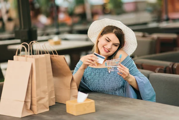 Online Nákupní Koncept Mladá Veselá Shopaholic Žena Nákupní Papírové Tašky — Stock fotografie