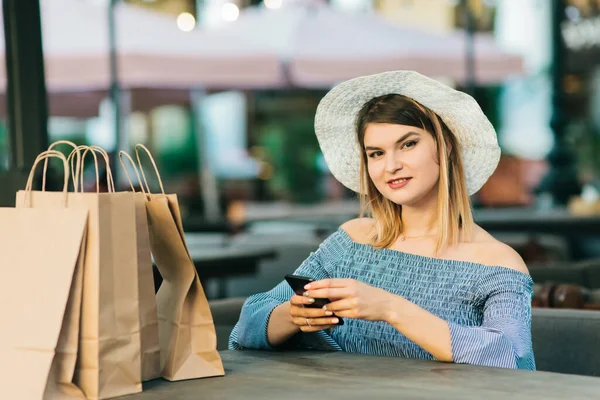 Ελκυστική Shopaholic Γυναίκα Κομψό Φόρεμα Και Καπέλο Κάθεται Στο Τραπέζι — Φωτογραφία Αρχείου