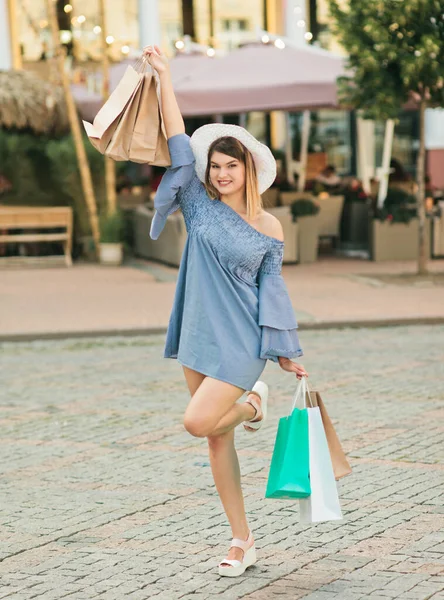 Szczęśliwych Zakupów Młoda Atrakcyjna Kobieta Kapeluszu Sukience Trzyma Torby Zakupy — Zdjęcie stockowe
