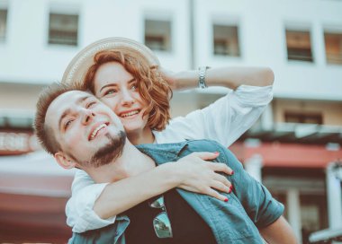 Romantik gençlik kavramı. Genç, şık, hippi bir çift şehirde aşık..