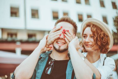 Romantik gençlik kavramı. Genç, şık, hippi bir çift şehirde aşık..