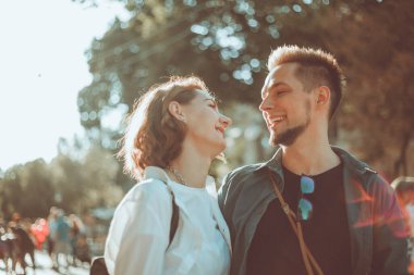 Romantik gençlik kavramı. Genç, şık, hippi bir çift şehirde aşık..