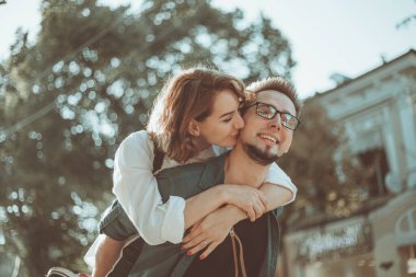 Romantik gençlik kavramı. Genç, şık, hippi bir çift şehirde aşık..