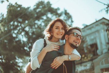 Romantik gençlik kavramı. Genç, şık, hippi bir çift şehirde aşık..