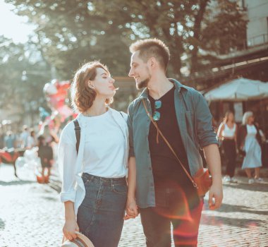 Romantik gençlik kavramı. Genç, şık, hippi bir çift şehirde aşık..