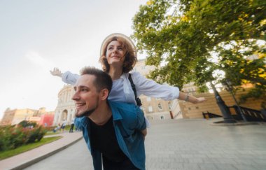 Romantik gençlik kavramı. Genç, şık, hippi bir çift şehirde aşık..