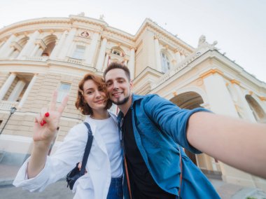 Genç aşık hipster çift şehirde selfie portresi yapıyor. Seyahat konsepti. Yaz turizmi