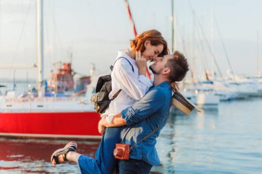 Romantik bir kavram. Yat kulübünün arka planında birbirine aşık genç bir çift. Gençlik Aşk Hikayesi