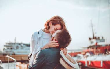 Romantik bir kavram. Yat kulübünün arka planında birbirine aşık genç bir çift. Gençlik Aşk Hikayesi