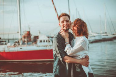 Romantik bir kavram. Yat kulübünün arka planında birbirine aşık genç bir çift. Gençlik Aşk Hikayesi